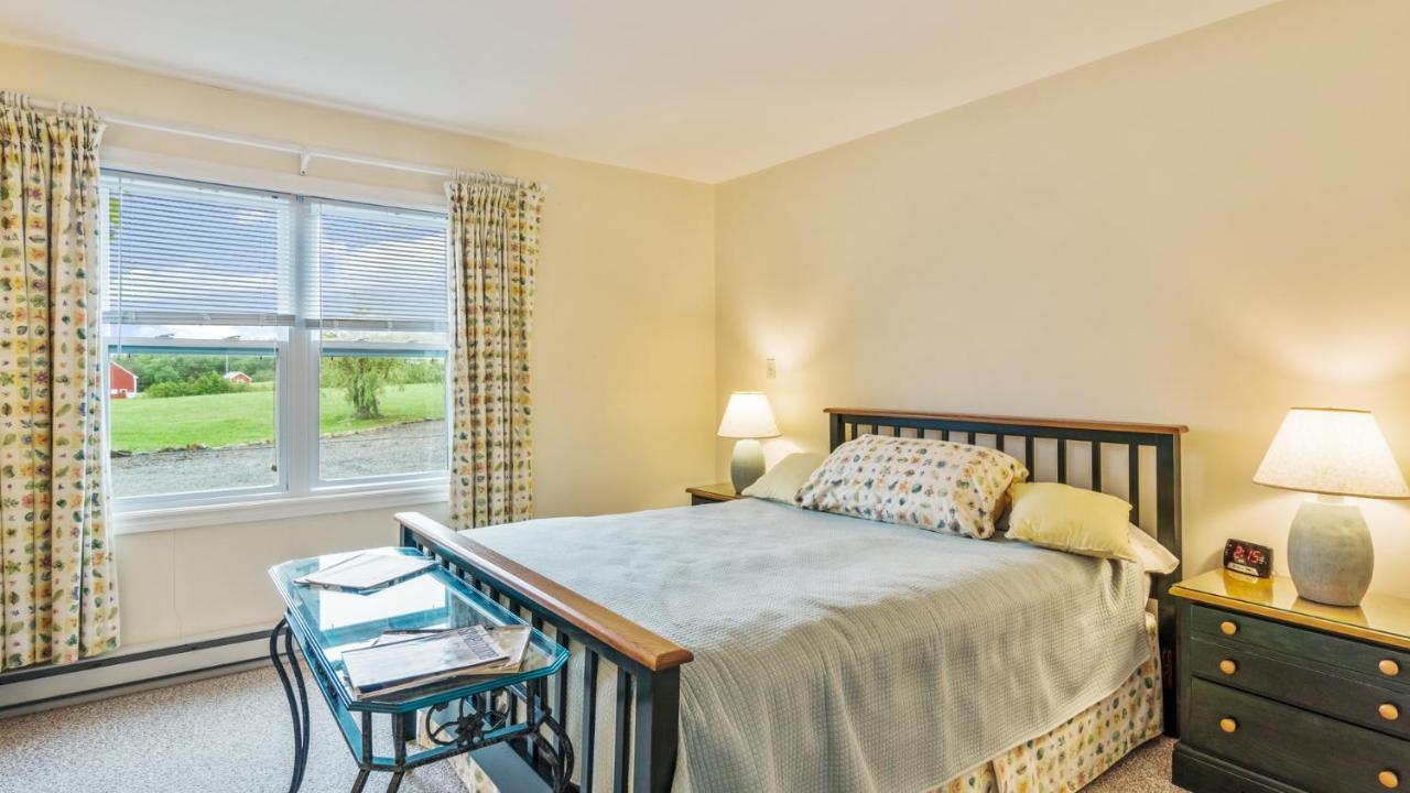 Bayview Pines Country Bed & Breakfast Mahone Bay