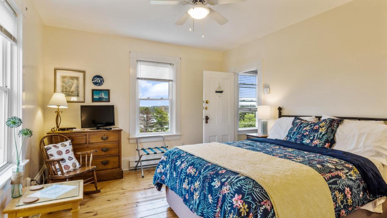 Bayview Pines Country 3*