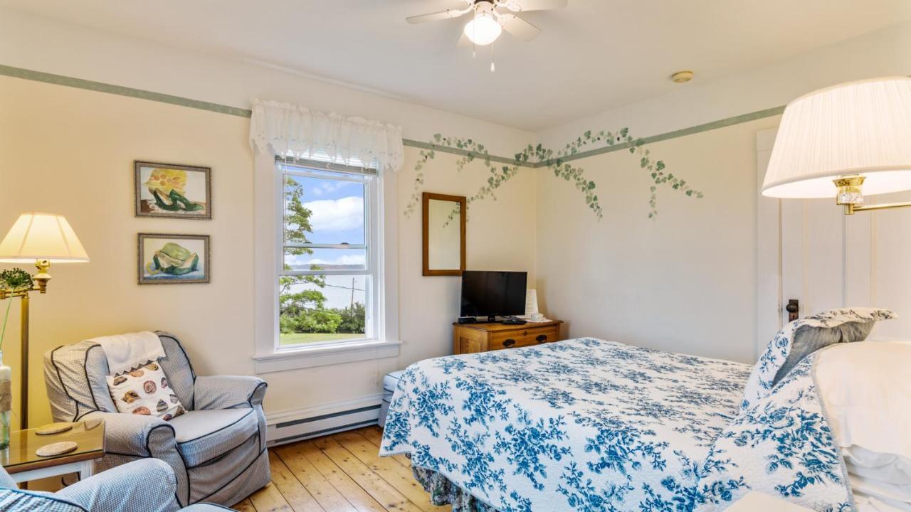 Bayview Pines Country Bed & Breakfast